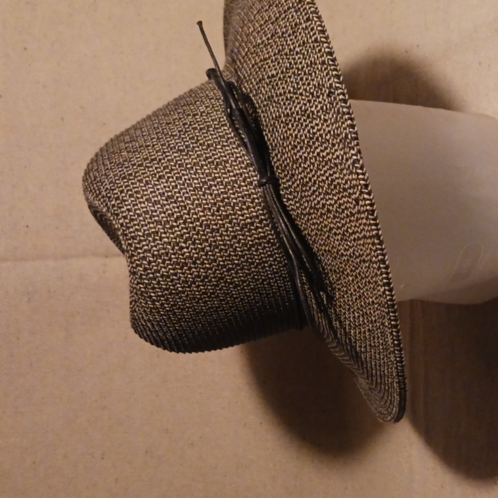 Ladies wide brim hat 👒